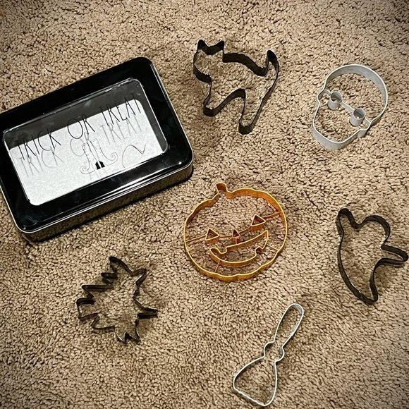 ⭐️BOGO FREE⭐️ NEW RAE DUNN Halloween cookie cutters with tin - Picture 1 of 5